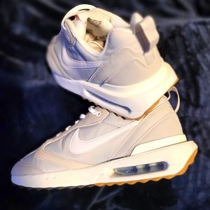 BRAND NEW 10.5 Air Max Dawn